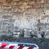 ...causando anche l�instabilit� delle pietre sovrastanti